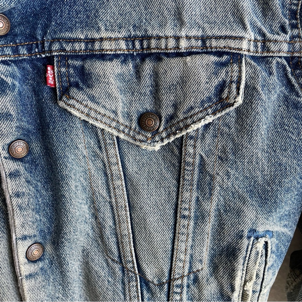Vintage Levi's Blue Denim Sherpa-Lined Distressed Trucker Jean Jacket - Picture 10 of 15